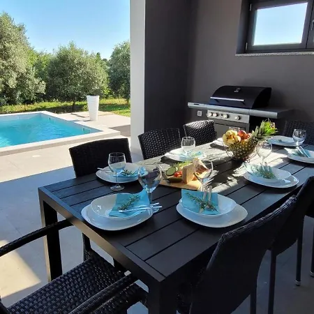 Dali Pomer Villa *